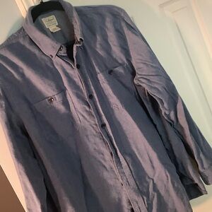 LL Bean men’s slightly fitted long sleeve button down shirt. Front pockets. Sz L